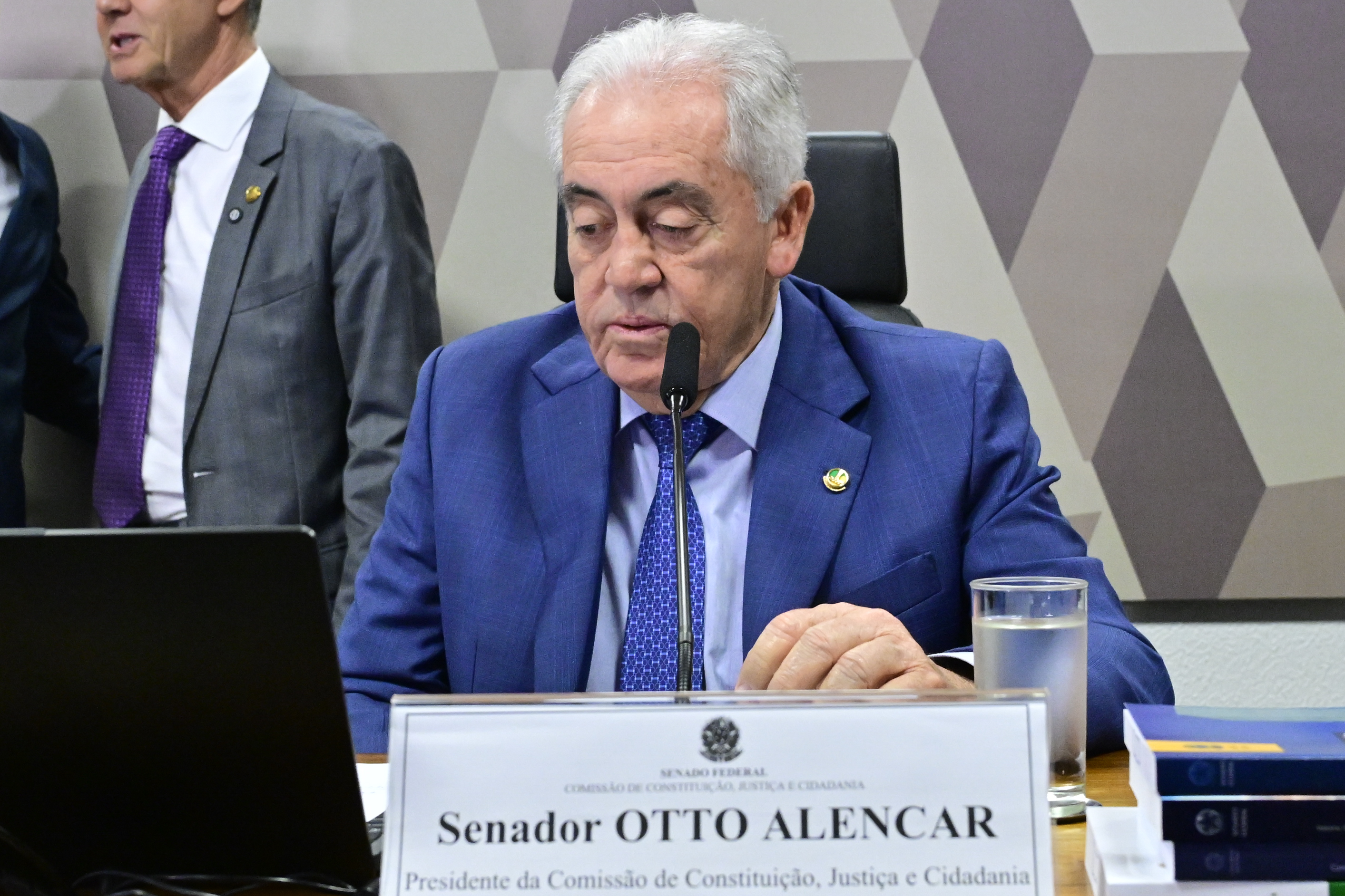 Otto Alencar inicia sabatina de Messias ameaçando acionar Polícia Legislativa para garantir silêncio