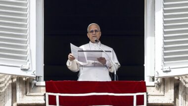 O Papa Leão XIV lidera a oração do Angelus, a tradicional oração dominical, da janela de seu escritório com vista para a Praça de São Pedro, Cidade do Vaticano, 1º de março de 2026.