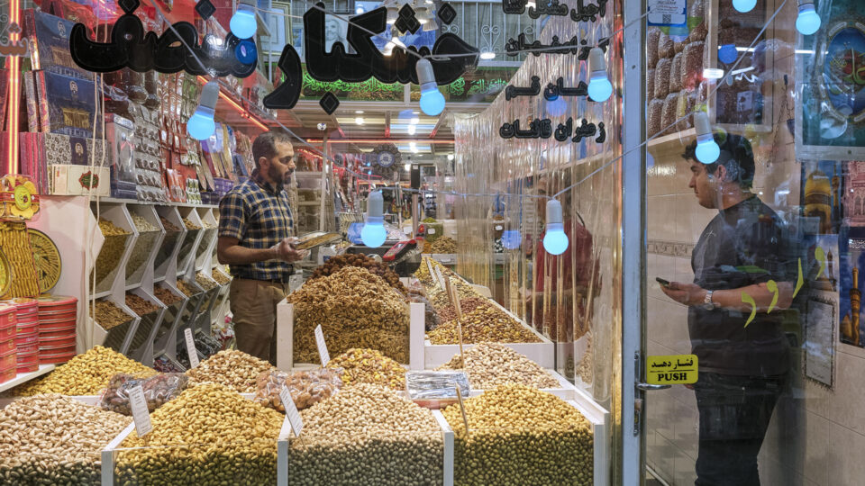 Pressão dos EUA gera colapso cambial, disparada de preços e demissões em massa no Irã