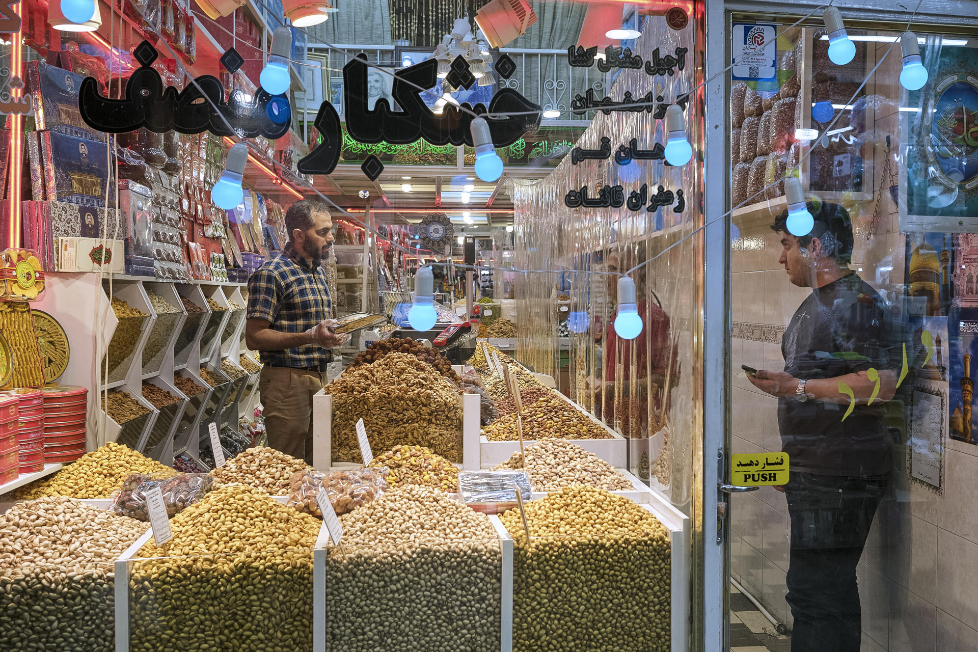 Pressão dos EUA gera colapso cambial e dispara inflação no Irã