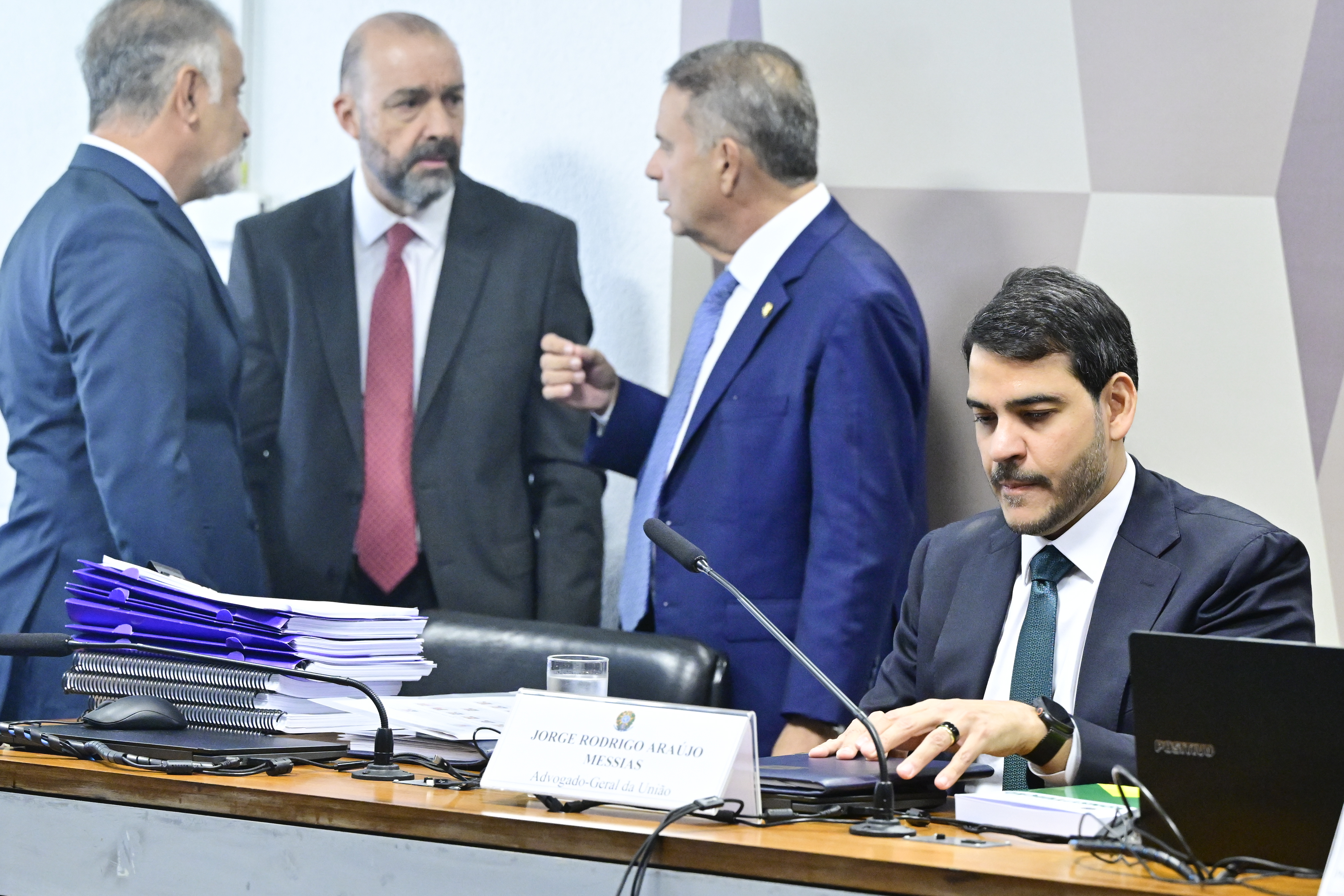 Vídeo: Messias se diz “totalmente contra o aborto” e é confrontado por Magno Malta