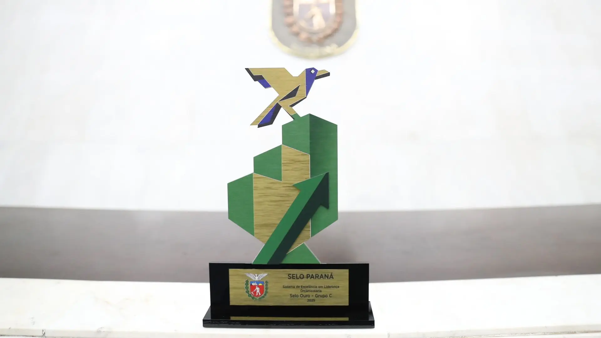 Troféu do Selo Paraná simboliza a excelência na execução orçamentária e o uso eficiente dos recursos públicos.