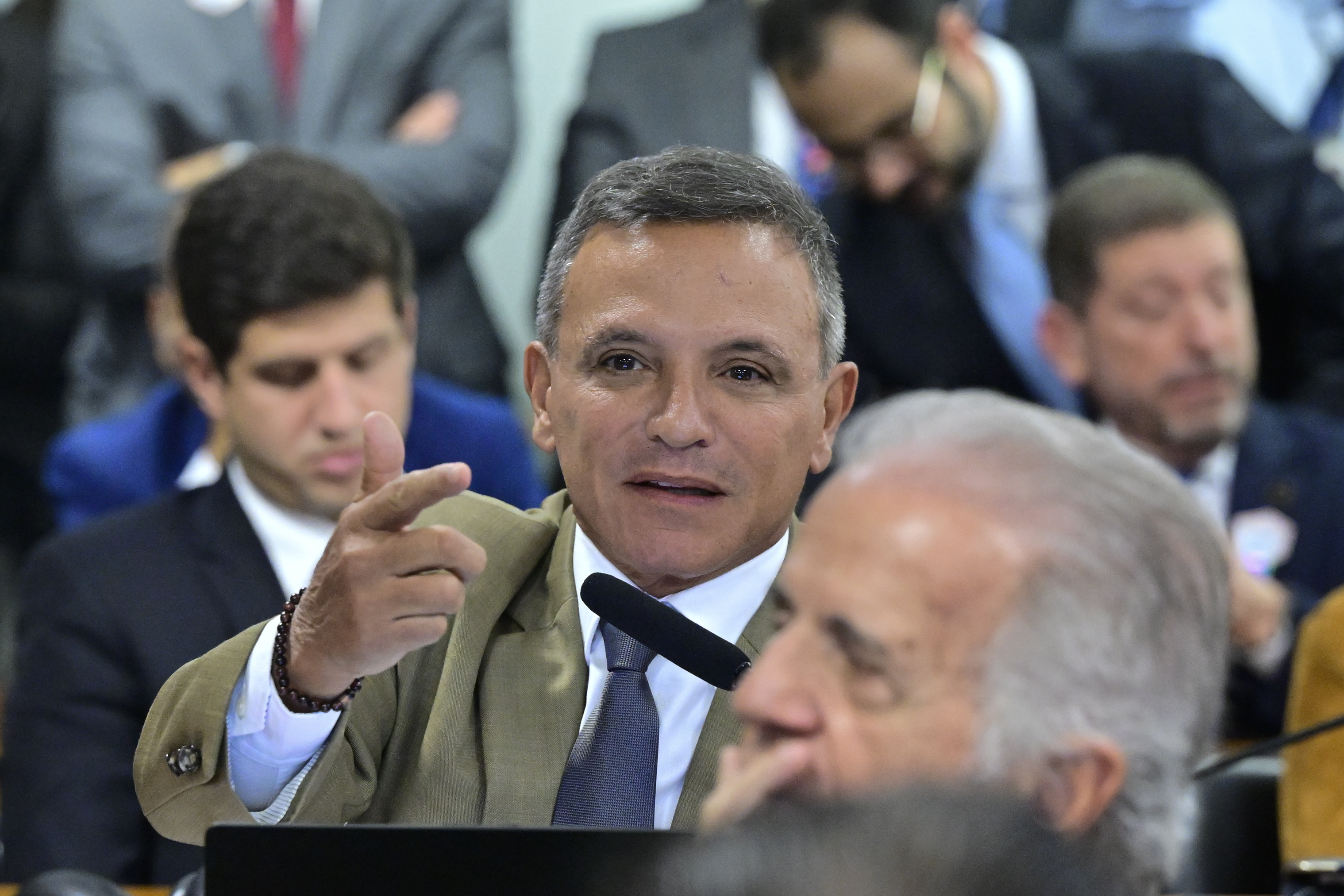 Senador cita “ambiente contaminado” e critica sabatina de Messias