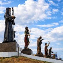 Esculturas de até 10 metros no Caminho dos Devotos atraem visitantes e fiéis no interior de São Paulo. Imagem referente a matéria
