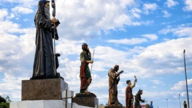 Esculturas de santos posicionadas na rodovia SP 425. Imagem de São Bento, São Cristóvão, São Francisco, Santo Expedito e São Charbel.