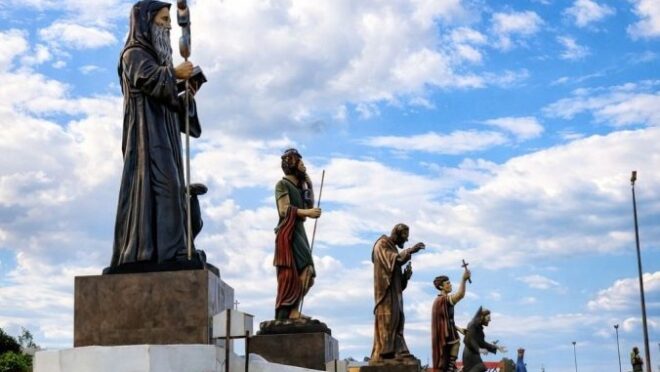O caminho dos devotos que reúne esculturas gigantes de santos