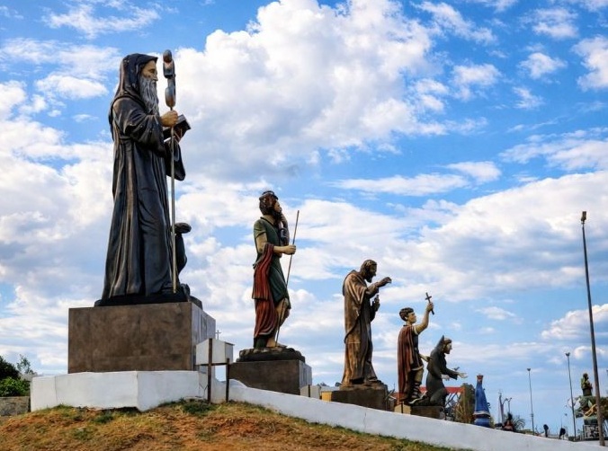 Esculturas de até 10 metros no Caminho dos Devotos atraem visitantes e fiéis no interior de São Paulo.