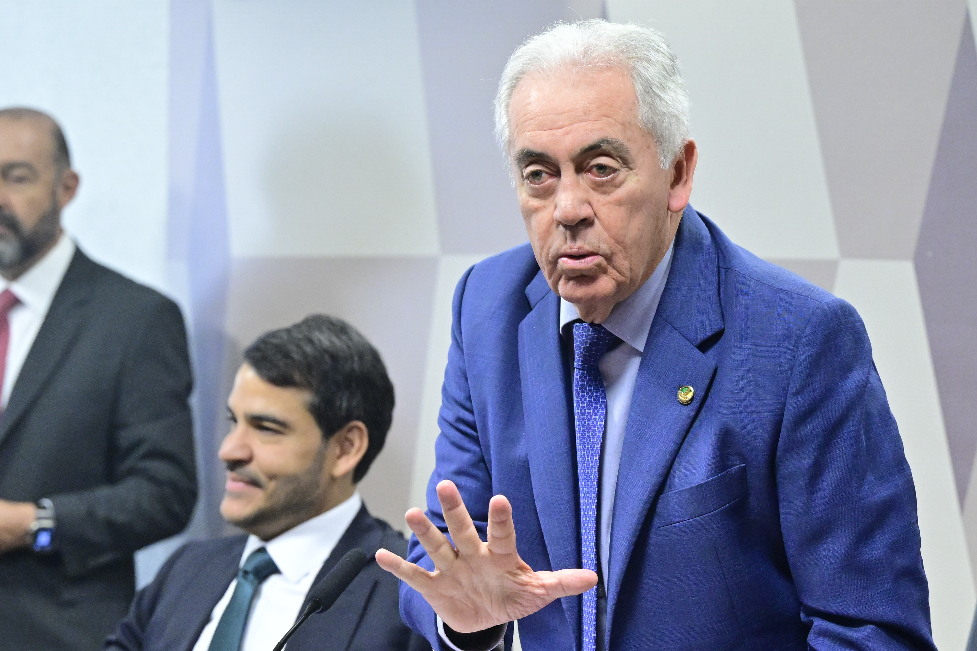 “Caetano Veloso nunca pegou em arma, só em violão”, diz senador