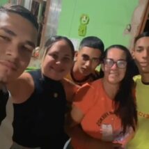 Ao ser condenada à pena de 17 anos, Fabíola Rocha deixou os quatro filhos no Brasil e seguiu para a Argentina. O filho mais novo (à direita) faleceu meses depois.