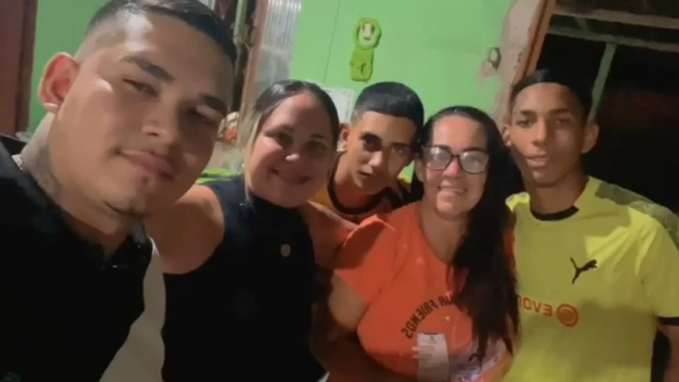 Ao ser condenada à pena de 17 anos, Fabíola Rocha deixou os quatro filhos no Brasil e seguiu para a Argentina. O filho mais novo (à direita) faleceu meses depois.