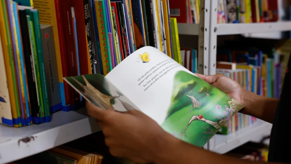 Descarte de 40 mil livros em Osasco é alvo de inquérito