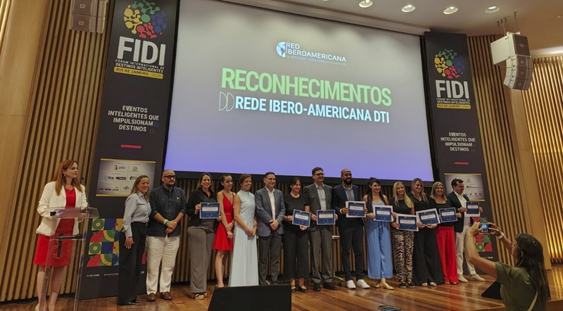 Representantes do Paraná celebram as dez conquistas no Prêmio Ibero-Americano de Destinos Turísticos Inteligentes 2026, que destacou iniciativas de Curitiba, Bituruna, Londrina e São José dos Pinhais.