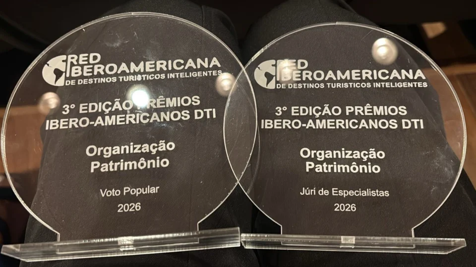 Troféu do Prêmio Ibero-Americano de Destinos Turísticos Inteligentes 2026, reconhecimento conquistado pelo Paraná em dez categorias ligadas à inovação, sustentabilidade e gestão no turismo.