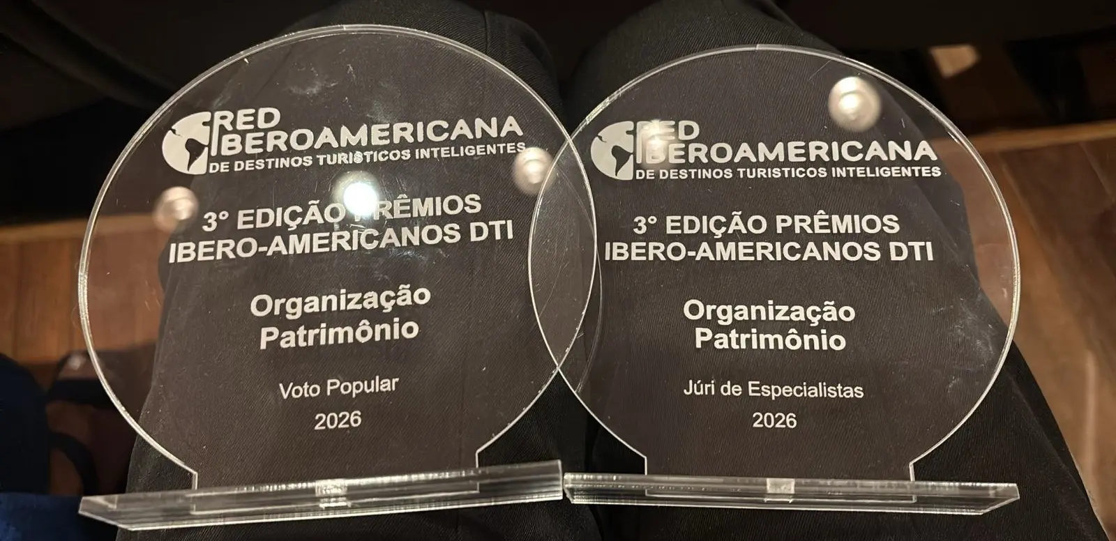 Troféu do Prêmio Ibero-Americano de Destinos Turísticos Inteligentes 2026, reconhecimento conquistado pelo Paraná em dez categorias ligadas à inovação, sustentabilidade e gestão no turismo.