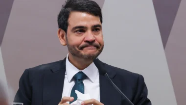 Jorge Messias reage à derrota no Senado