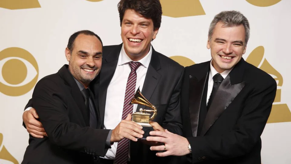 O som do jazz toma conta de Foz do Iguaçu Dois dias de música, cultura e encontros no II 100fronteiras Jazz Festival, reunindo grandes nomes e o público em espaços abertos da cidade. Entrada gratuita e programação para todas as idades.