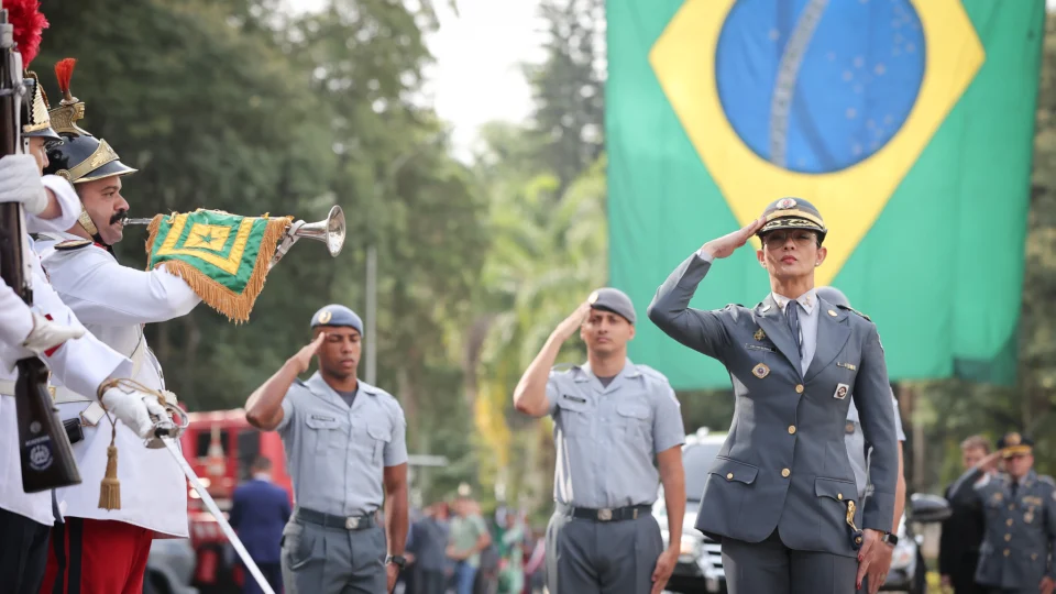 Coronel Glauce Cavalli faz continência durante cerimônia de posse no comando da PM de São Paulo. Primeira mulher no comando da PM de SP em 200 anos, a troca tem bastidores que vão além do marco histórico; ocupa o cargo no lugar de José Augusto Coutinho