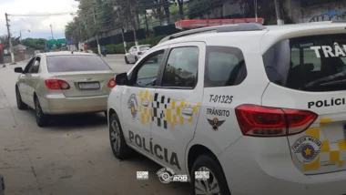 Viatura da Polícia Militar de São Paulo com identificação de trânsito estacionada em via urbana da capital