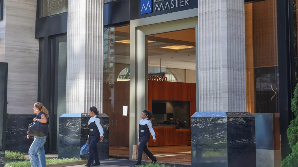 Em meio à prisão do CEO e suspeitas de fraude, Banco Master foi liquidado e disparou reação em cadeia. 