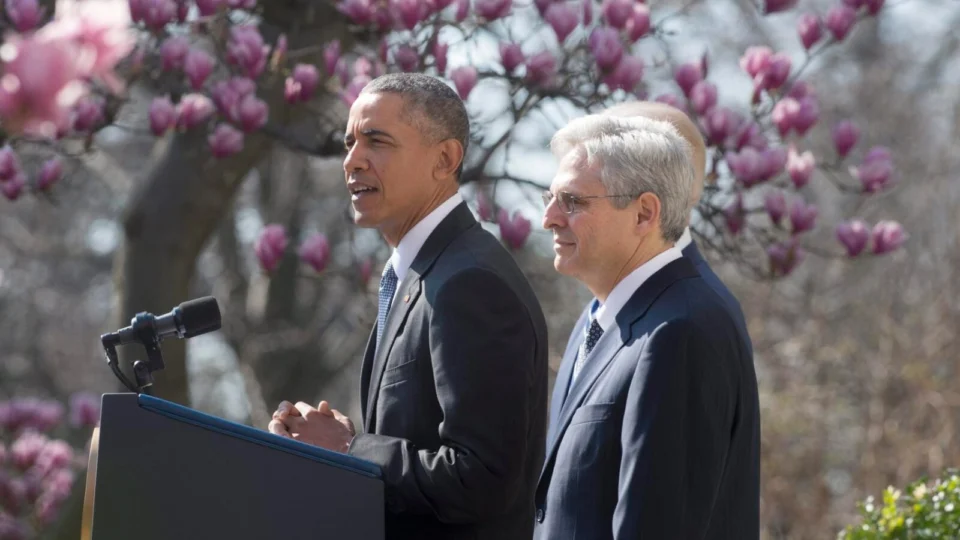 Merrick Garland ao lado do então presidente Barack Obama: barrado pelo Senado em 2016.