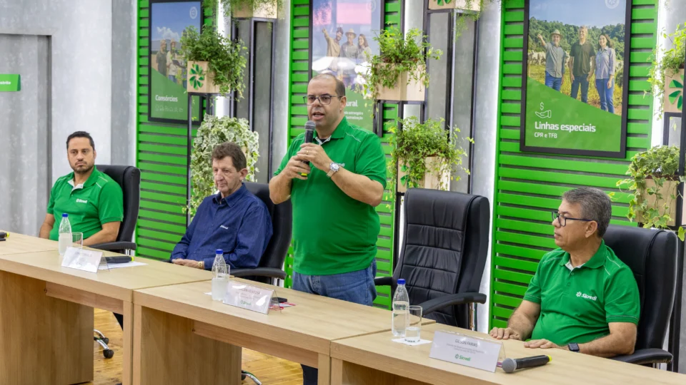 Vitor Moraes, Clemente Renosto (presidente da Sicredi Soma), Adilson de Sá e Gilson Farias (gerente de desenvolvimento de negócios da Central Sicredi PR/SP/SR) compuseram a mesa da coletiva