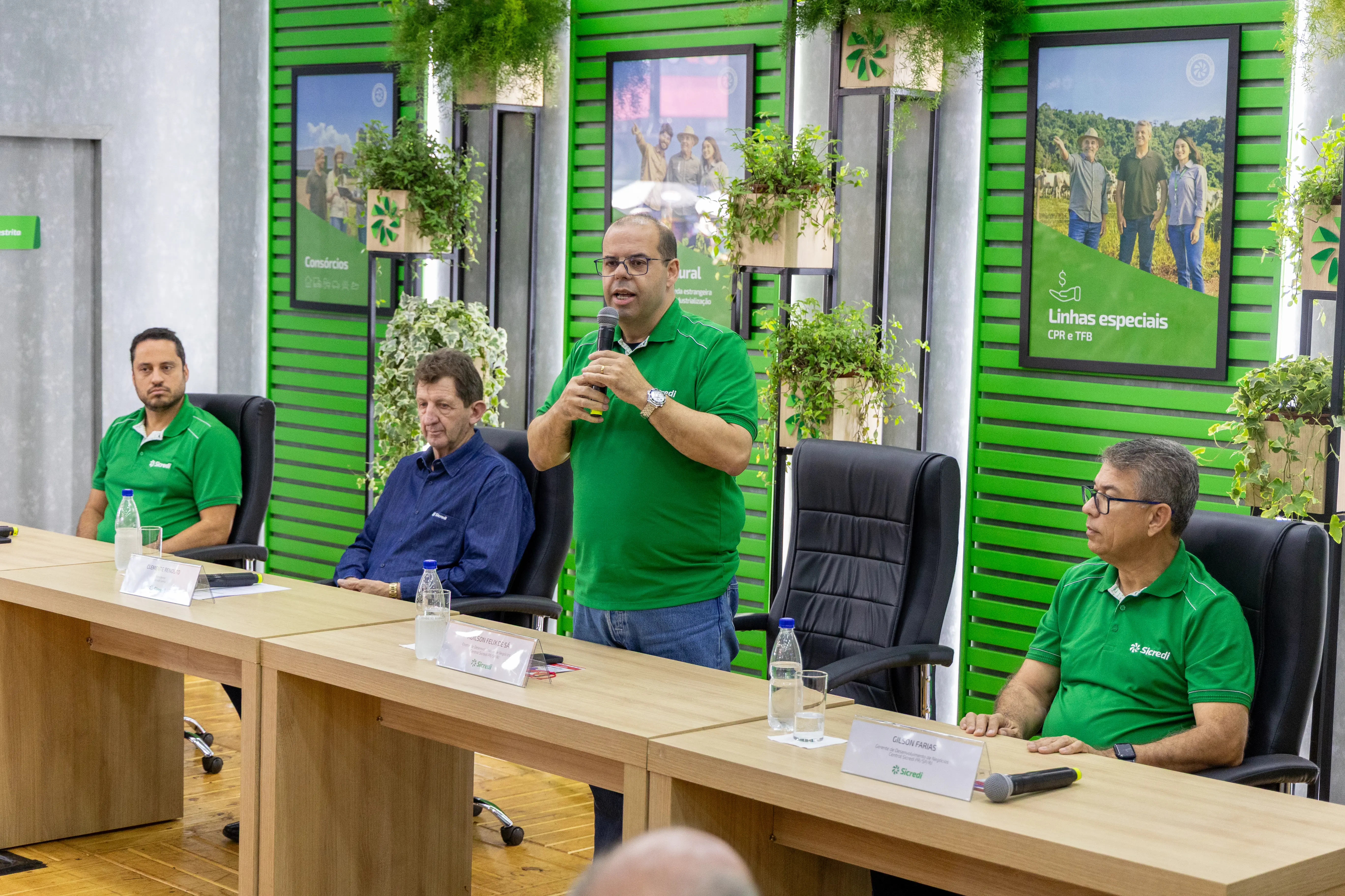Vitor Moraes, Clemente Renosto (presidente da Sicredi Soma), Adilson de Sá e Gilson Farias (gerente de desenvolvimento de negócios da Central Sicredi PR/SP/SR) compuseram a mesa da coletiva
