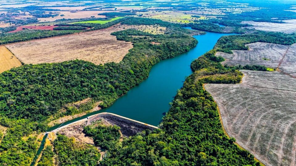 PCH Santana, do Grupo Interalli, no Mato Grosso: exemplo de como pequenas centrais hidrelétricas combinam geração limpa, proximidade do consumo e contribuição direta para a estabilidade do sistema elétrico brasileiro.