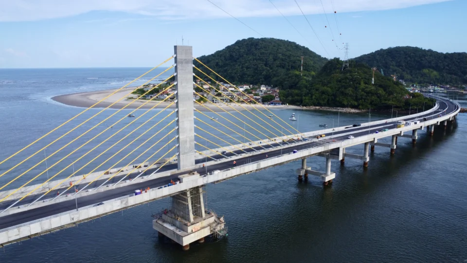 Todo o cimento utilizado na construção da Ponte foi produzido no Paraná, na fábrica da Votorantim Cimentos, em Rio Branco do Sul (PR), a maior fábrica de cimentos da América Latina. DER Paraná.