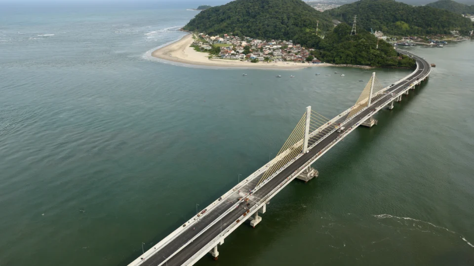 Ao longo de dois anos, foram utilizadas cerca de 22 mil toneladas de cimento, o equivalente a 48 mil metros cúbicos de concreto.
