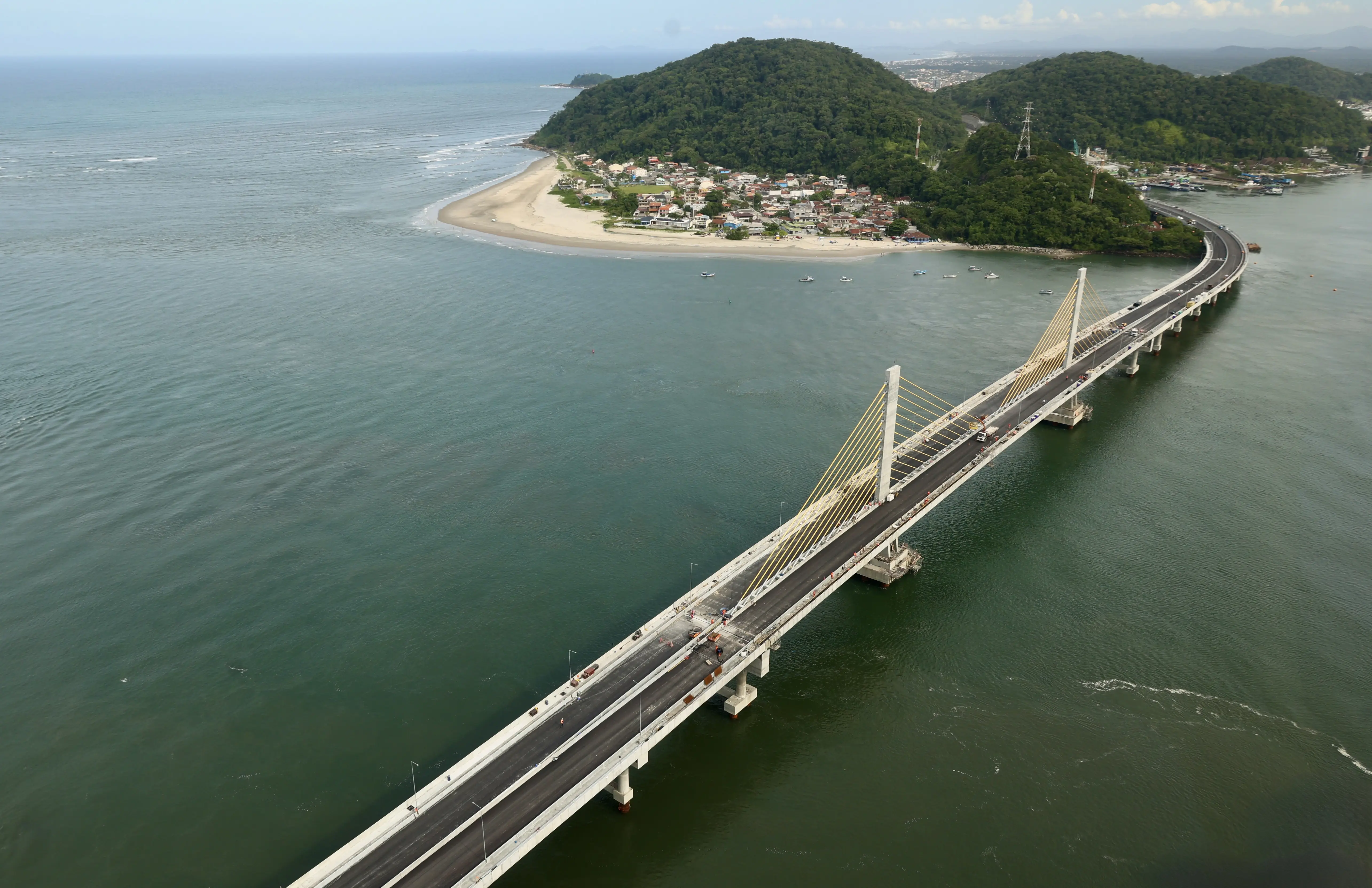 Ao longo de dois anos, foram utilizadas cerca de 22 mil toneladas de cimento, o equivalente a 48 mil metros cúbicos de concreto.