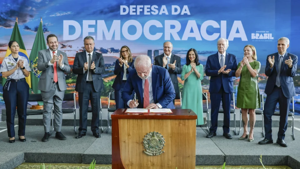 Em cerimônia de "defesa da democracia", Presidência deu destaque ao veto de Lula ao PL da Dosimetria. 