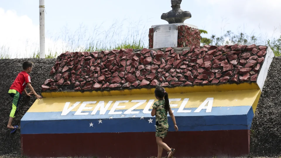 Marco da fronteira entre Brasil e Venezuela.