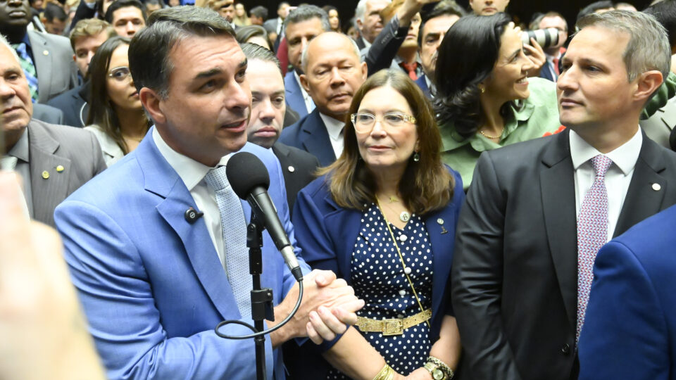 “Governo Lula acabou, não tem mais o respeito de ninguém”, diz Flávio Bolsonaro