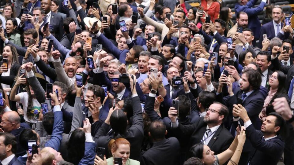 Como votaram deputados e senadores na derrubada do veto de Lula ao PL da dosimetria