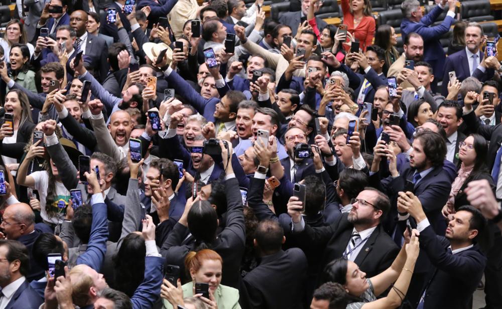 Como votou cada senador e deputado na derrubada do veto