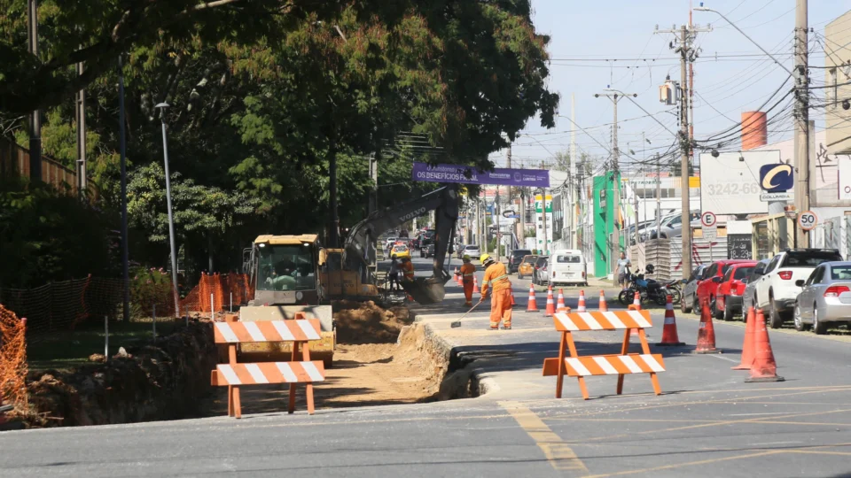 Obras do Novo Inter 2 na Avenida Arthur Bernardes avançam e preparam melhorias na mobilidade em Curitiba.