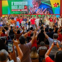 Encerramento do 8º Congresso Nacional do PT: encontro resultou num documento que acena para o "centrão" e o mercado, mas sem perder de vista a direção ideológica do partido