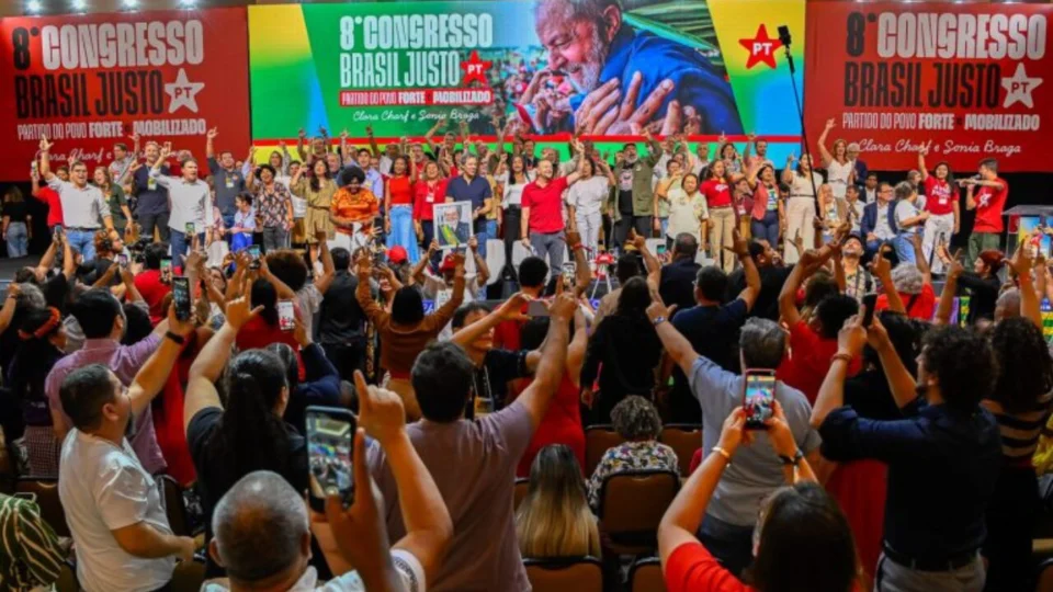 Encerramento do 8º Congresso Nacional do PT: encontro resultou num documento que acena para o "centrão" e o mercado, mas sem perder de vista a direção ideológica do partido