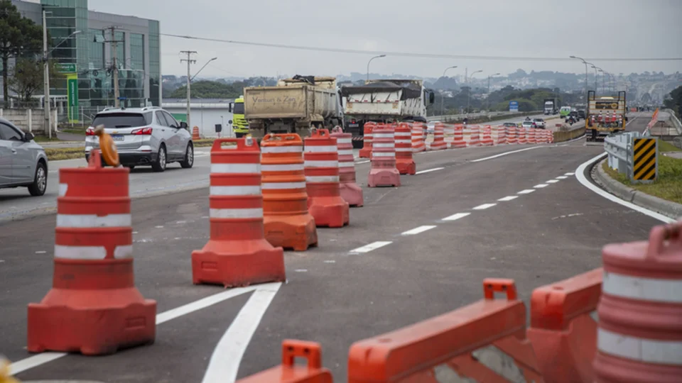 Desvio de tráfego na Linha Verde, sentido Atuba, direciona veículos para o viaduto ampliado e integra as intervenções que vão melhorar a fluidez e a mobilidade na região.