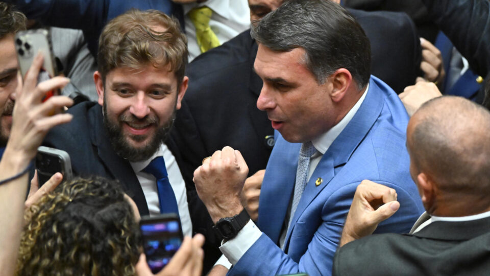 Filhos de Bolsonaro relatam sua felicidade com avanço da dosimetria no Congresso
