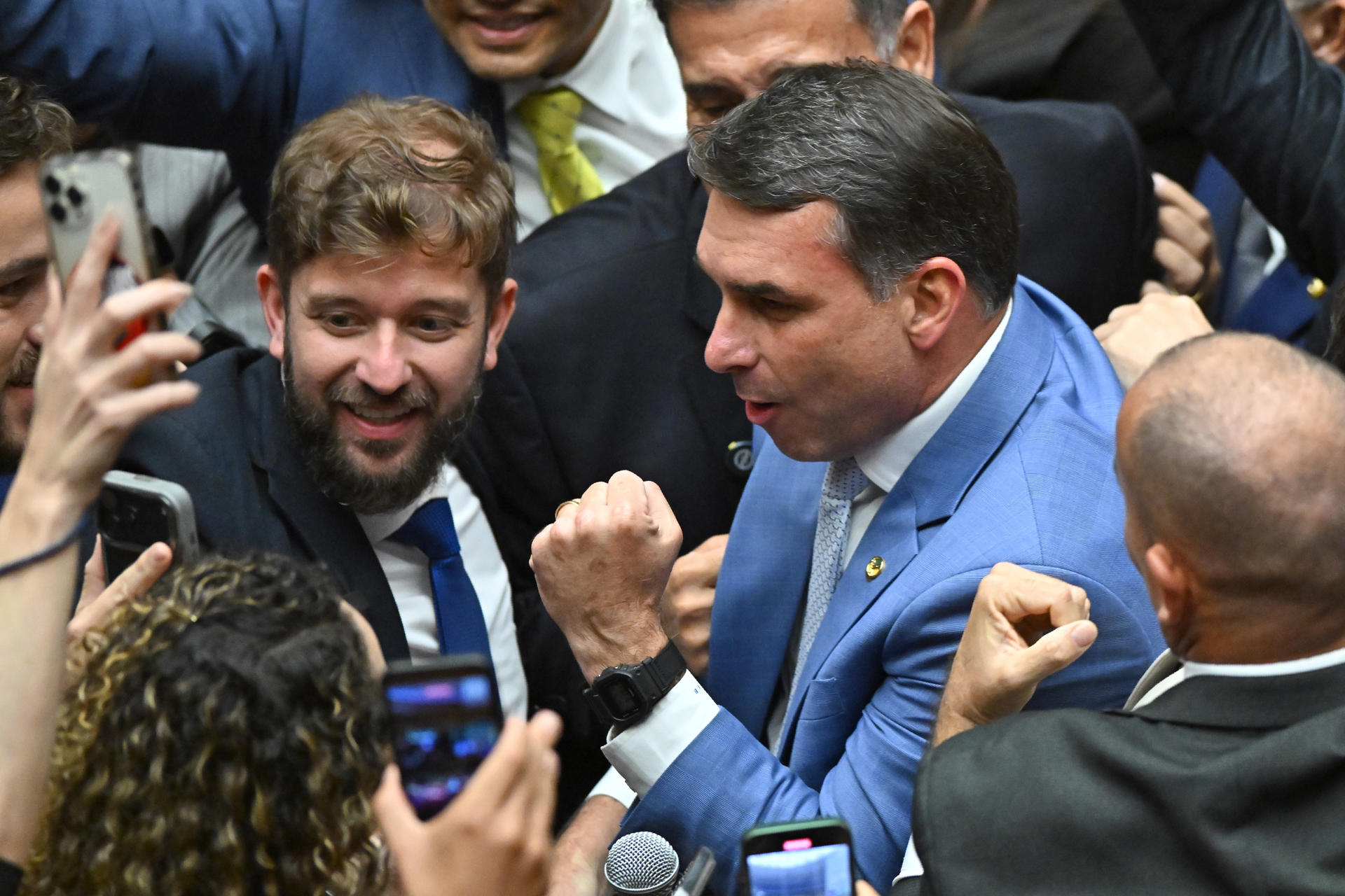Filhos de Bolsonaro relatam sua felicidade com redução de penas