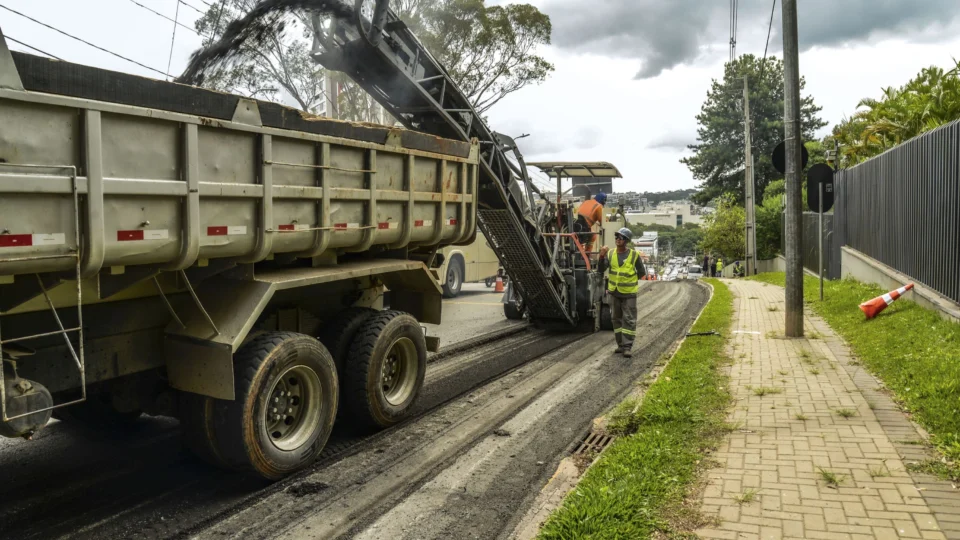 Requalificação da Rua Major Heitor Guimarães avança com melhorias na pavimentação, preparando a via para o novo modelo de mobilidade e a circulação de ônibus elétricos em Curitiba.