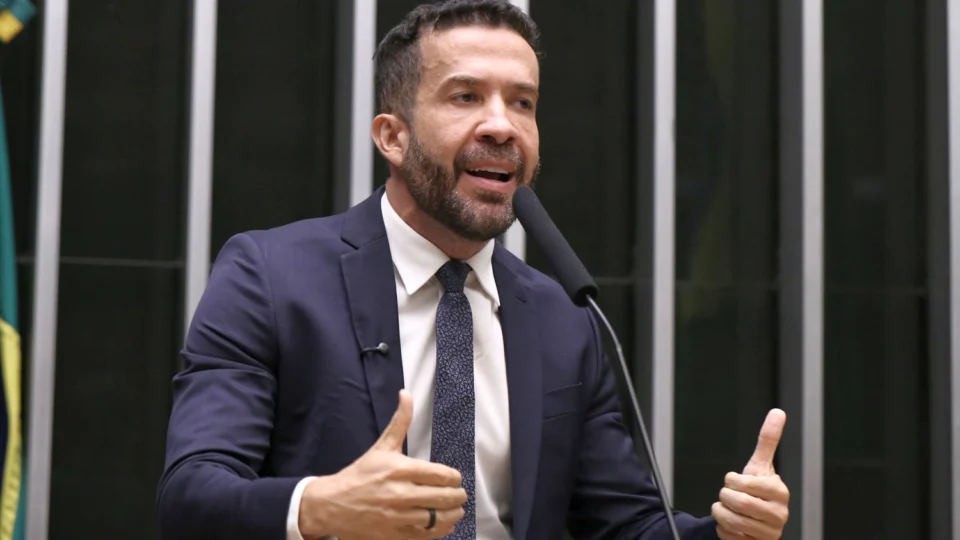 Ex-assessor de Janones invadiu a entrevista de Cabo Gilberto Silva