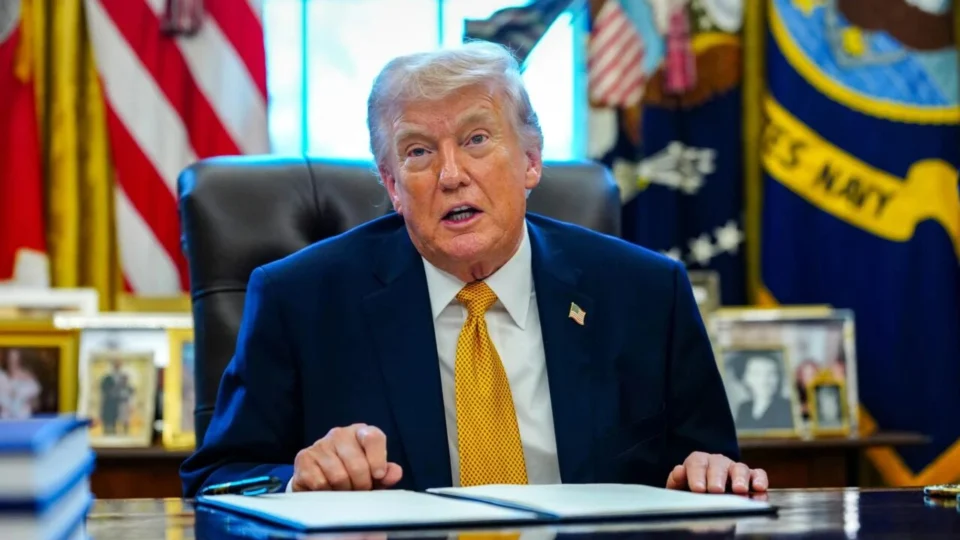 Donald Trump afirma que ataques foram encerrados e cita cessar-fogo para justificar posição.