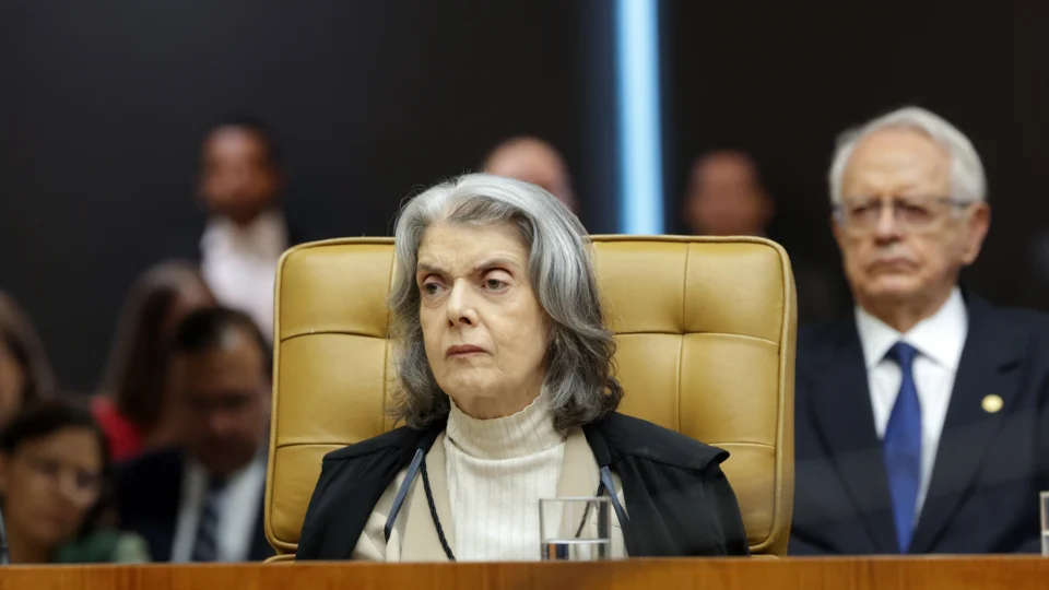 Cármen Lúcia entendeu que lei capixaba invade competências nacionais e viola vedação à censura e garantia de igualdade.