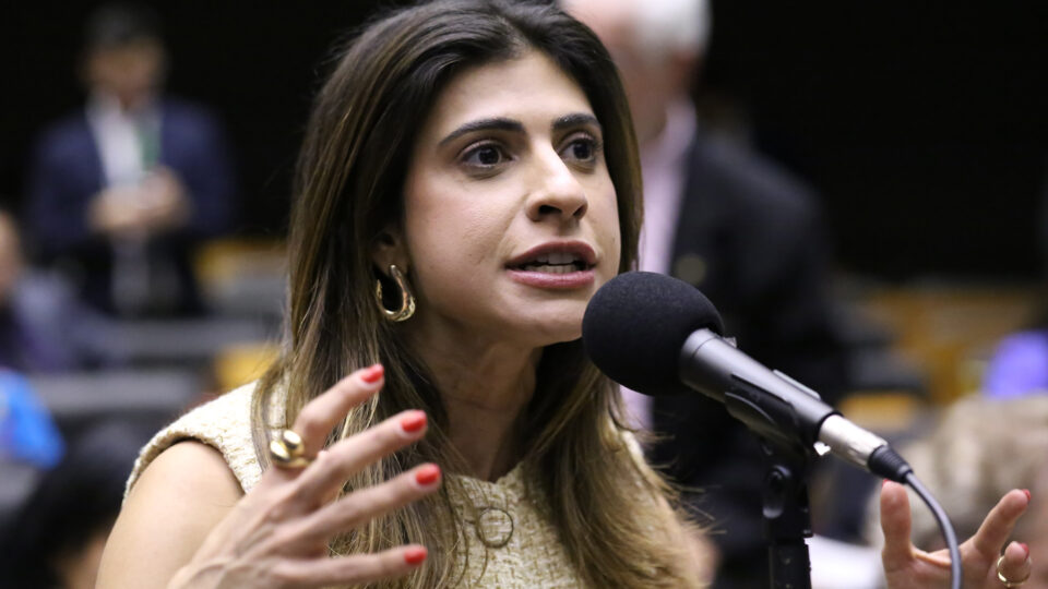 Deputada petista quer impor “notas da comunidade” às redes