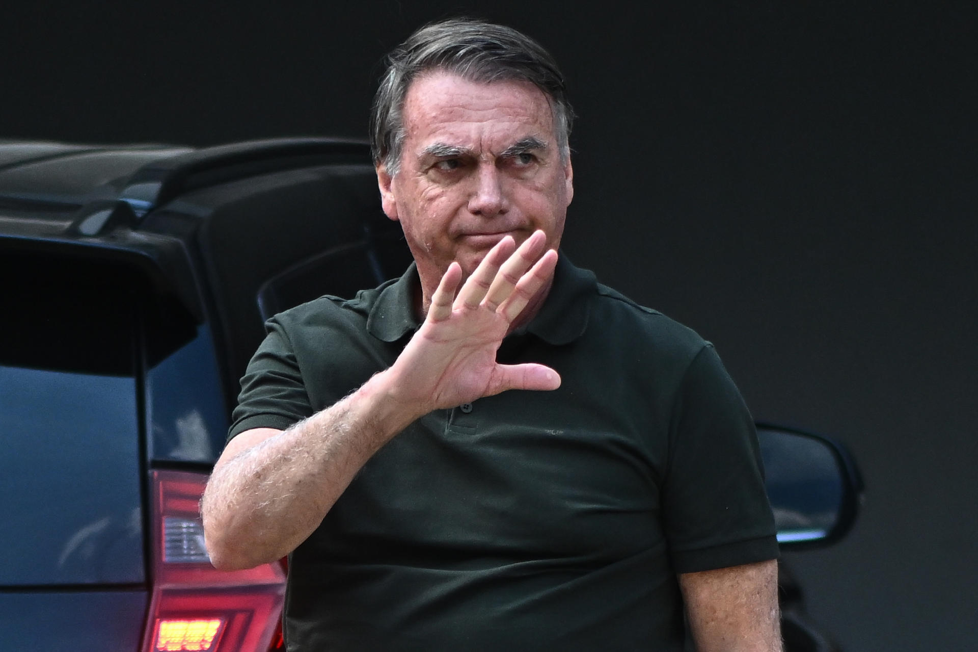 Bolsonaro evolui bem e iniciará fisioterapia, diz boletim médico