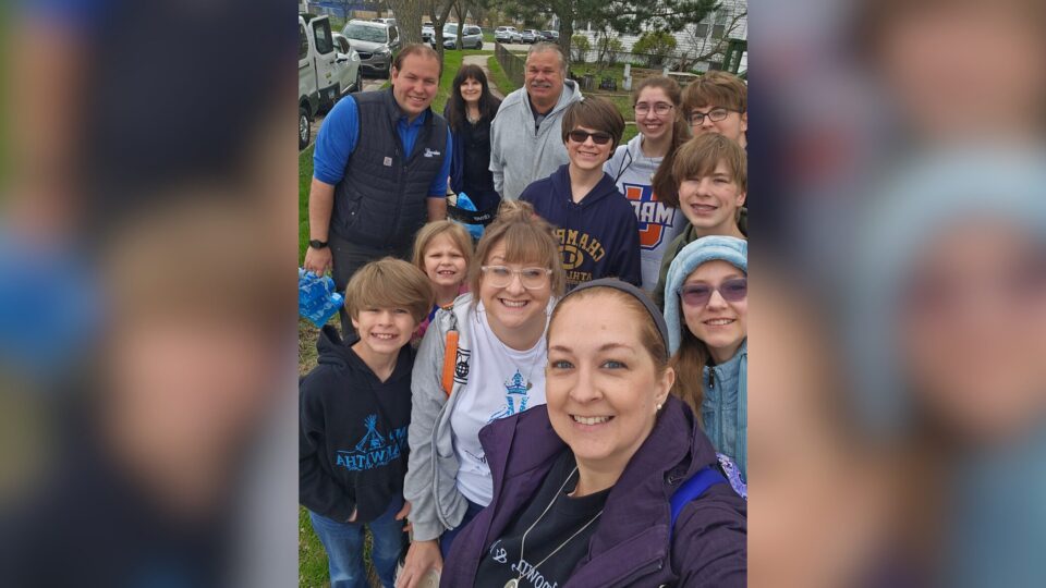 Quem é a família de 10 pessoas que caminha 35 km em peregrinação?