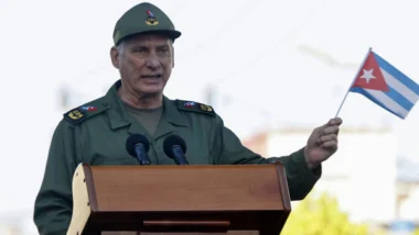 Cuba reage a ameaças dos EUA, enquanto governo Trump amplia sanções e pressão militar sobre a ilha.
