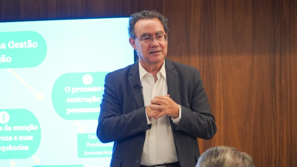Escritor propõe divisão de vagas entre juízes, membros do MP e advogados.